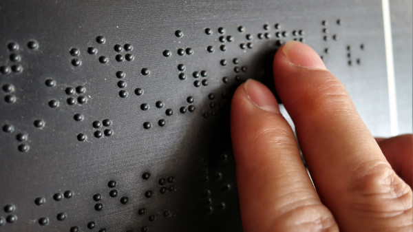 fingers reading braille