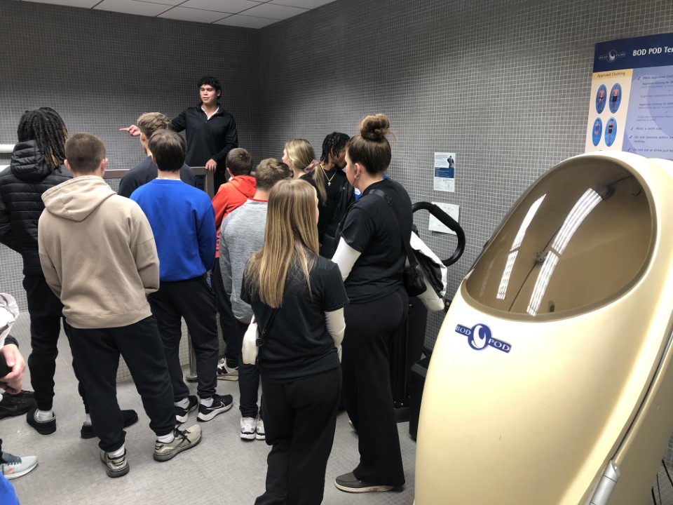 Ohio State students in a lab focusing on exercise science