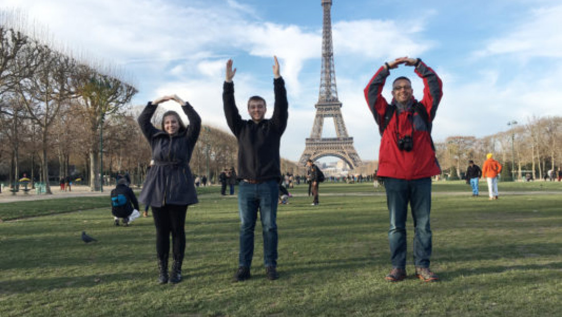 O-H-I-O pose Paris