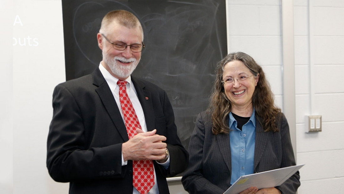 Bruce McPheron awards Jackie Blount the 2019 Alumni Award for Distinguished Teaching