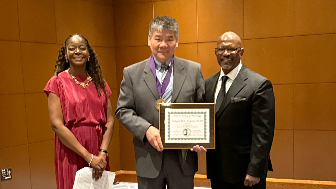Weidong Li accepting award