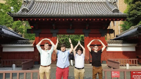 EHE students in Japan by temple