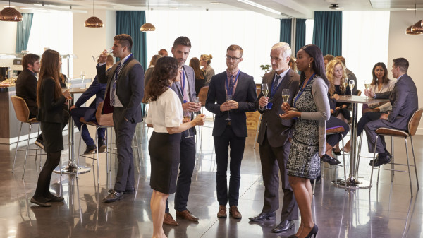delegates-networking-at-conference-drinks-reception