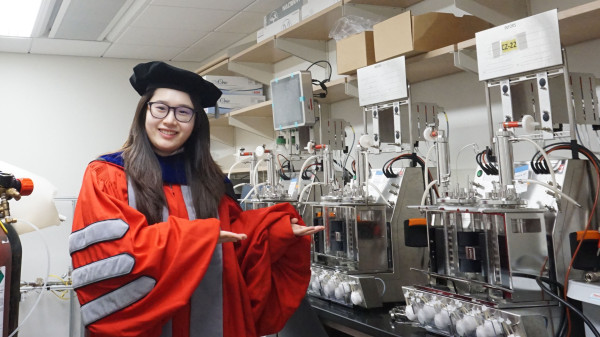 Shiqi Zhang in her lab