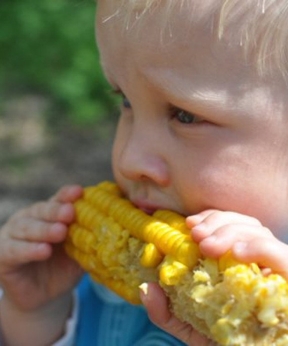 child eating corn