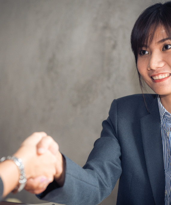 negotiating-business-image-businesswomen-handshake