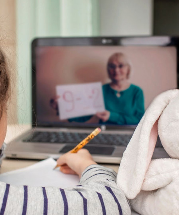 student in online class session