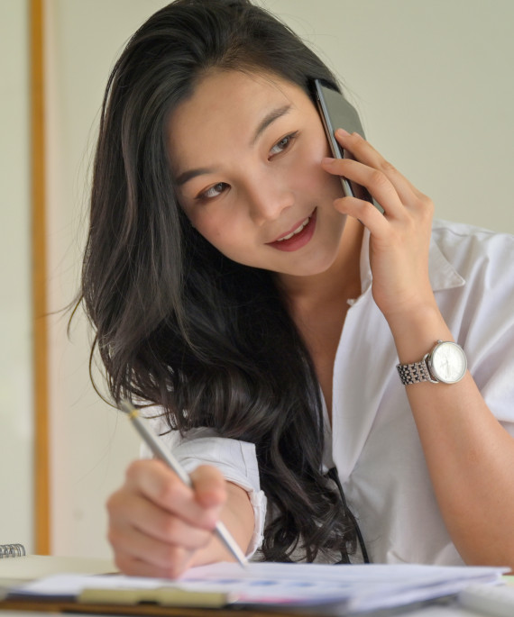 young-business-women-on-the-phone-to-coordinate